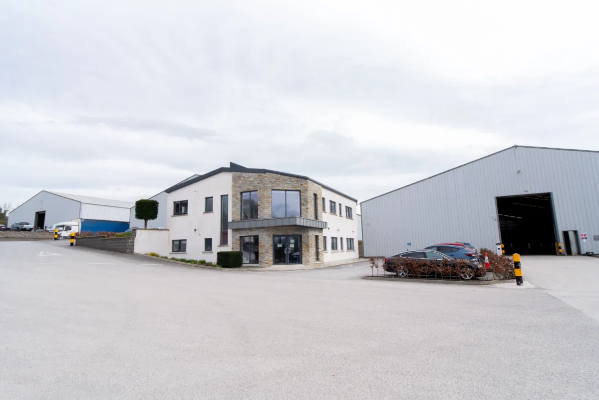 Flexible commercial storage units holding seasonal pallet stock
